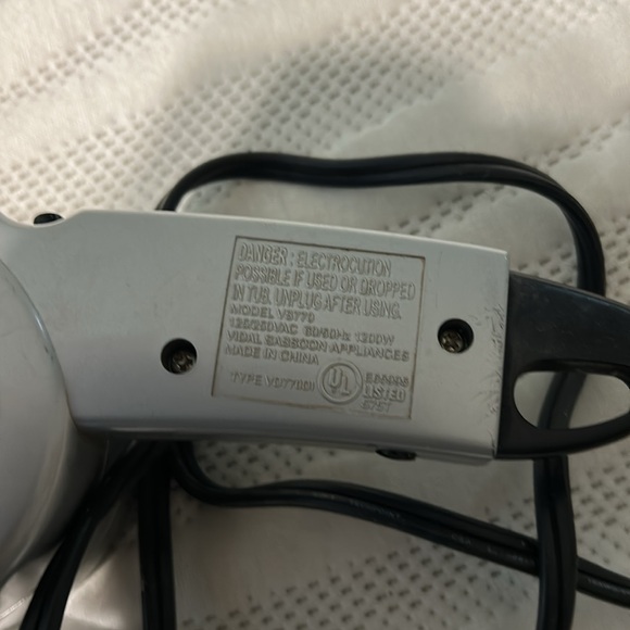 Used VS Sassoon small hair dryer. Works. - Picture 4 of 7
